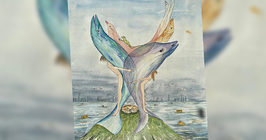 Surrealistische Darstellung von zwei großen Fischen, die aufrecht aus einem grünen Hügel herausragen, mit mehreren kleinen Vögeln auf ihren Rücken und einem nebligen, städtischen Hintergrund