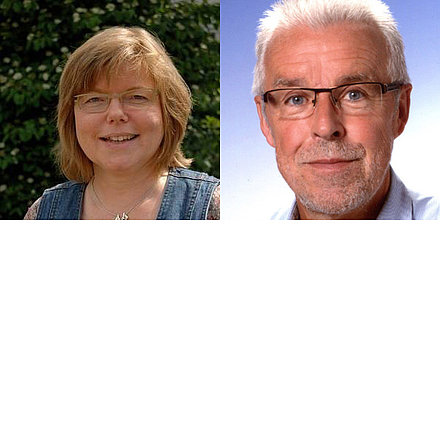 Porträt einer lächelnden Frau mit kurzen blonden Haaren und Brille vor grünem Hintergrund sowie Porträt eines lächelnden älteren Mannes mit weißem Haar, Bart und Brille